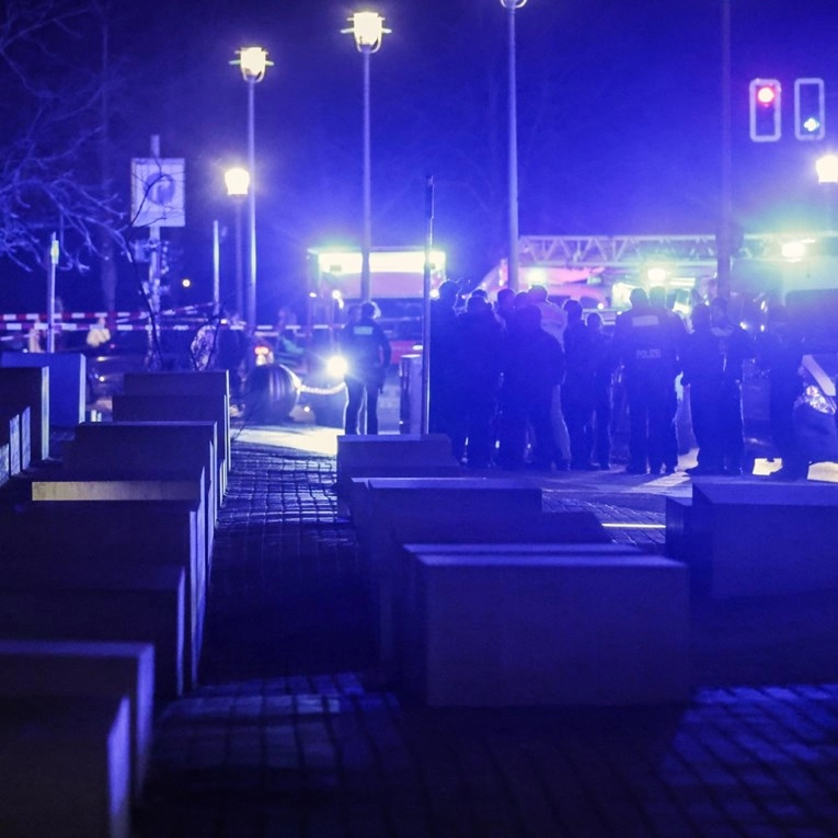 Blizu spomenika holokaustu u Berlinu proboden muškarac, traga se za napadačem